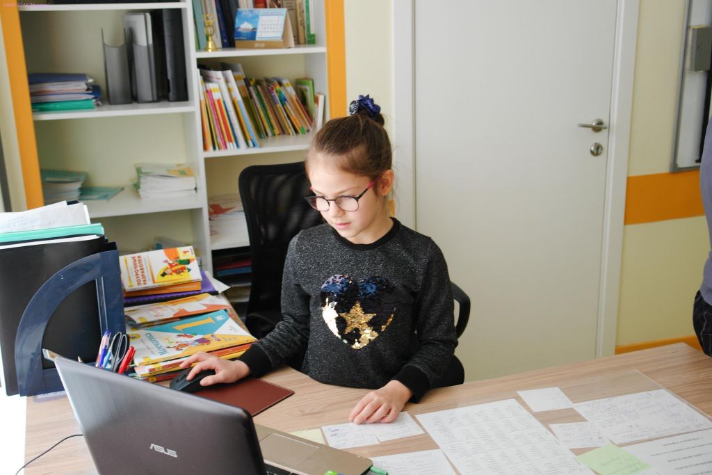 дети на интерактивном уроке. интерактивная доска на уроке. начальные классы интерактивный урок. интерактивная доска на уроке. интерактивный стол уникум-3.