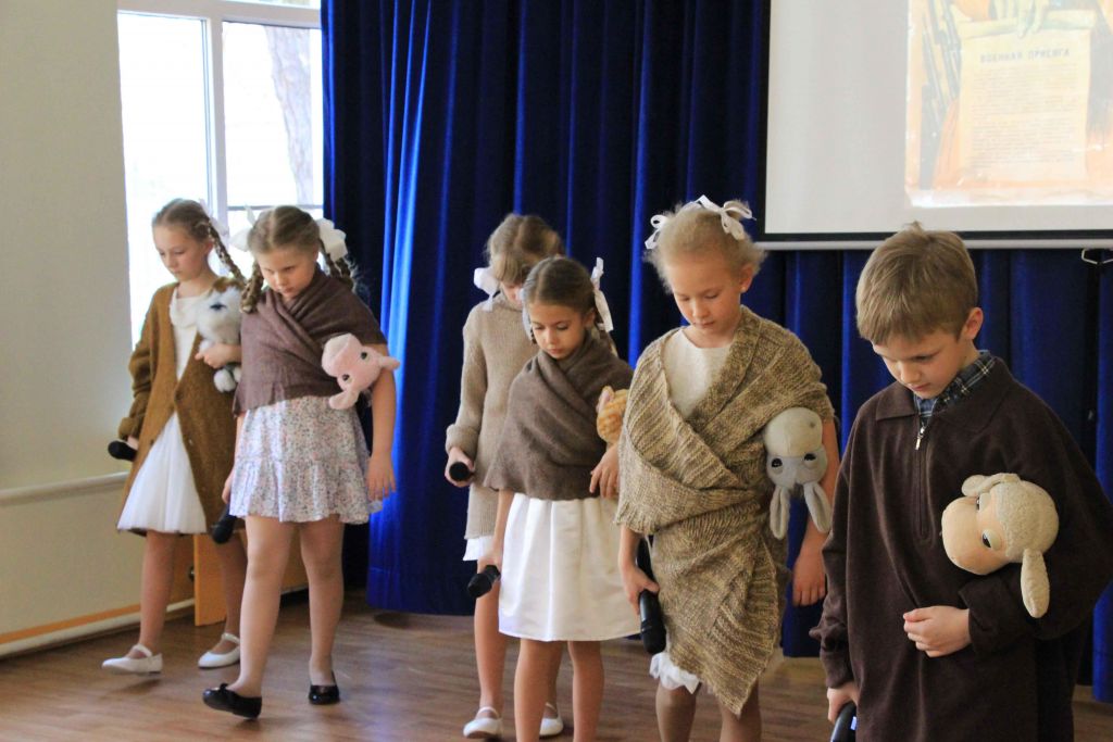 Постановка детей в школу. Дети войны костюм для спектакля. Спектакль дети войны. Дети войны постановка. Сценка дети войны.